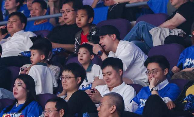 露携2子观战北京龙队给老大讲解总决开元棋牌人生赢家!马龙和美丽妻子夏(图7)